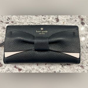 Kate Spade Eden Lane Stacy wallet in black with white accents